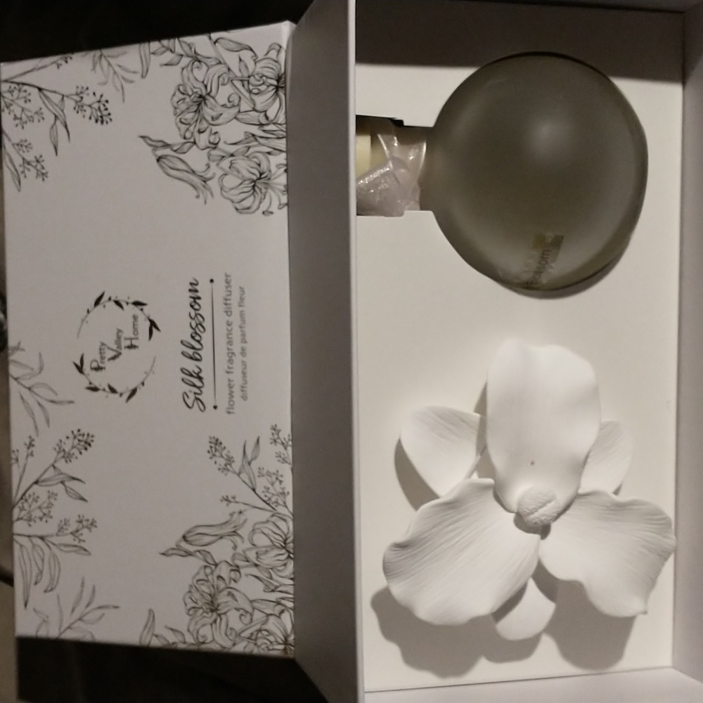 Flower fragrance diffuser